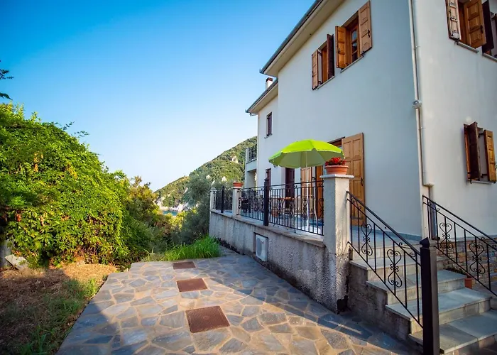 Orange House For Big Families In - Delicious Apartment Damouchari